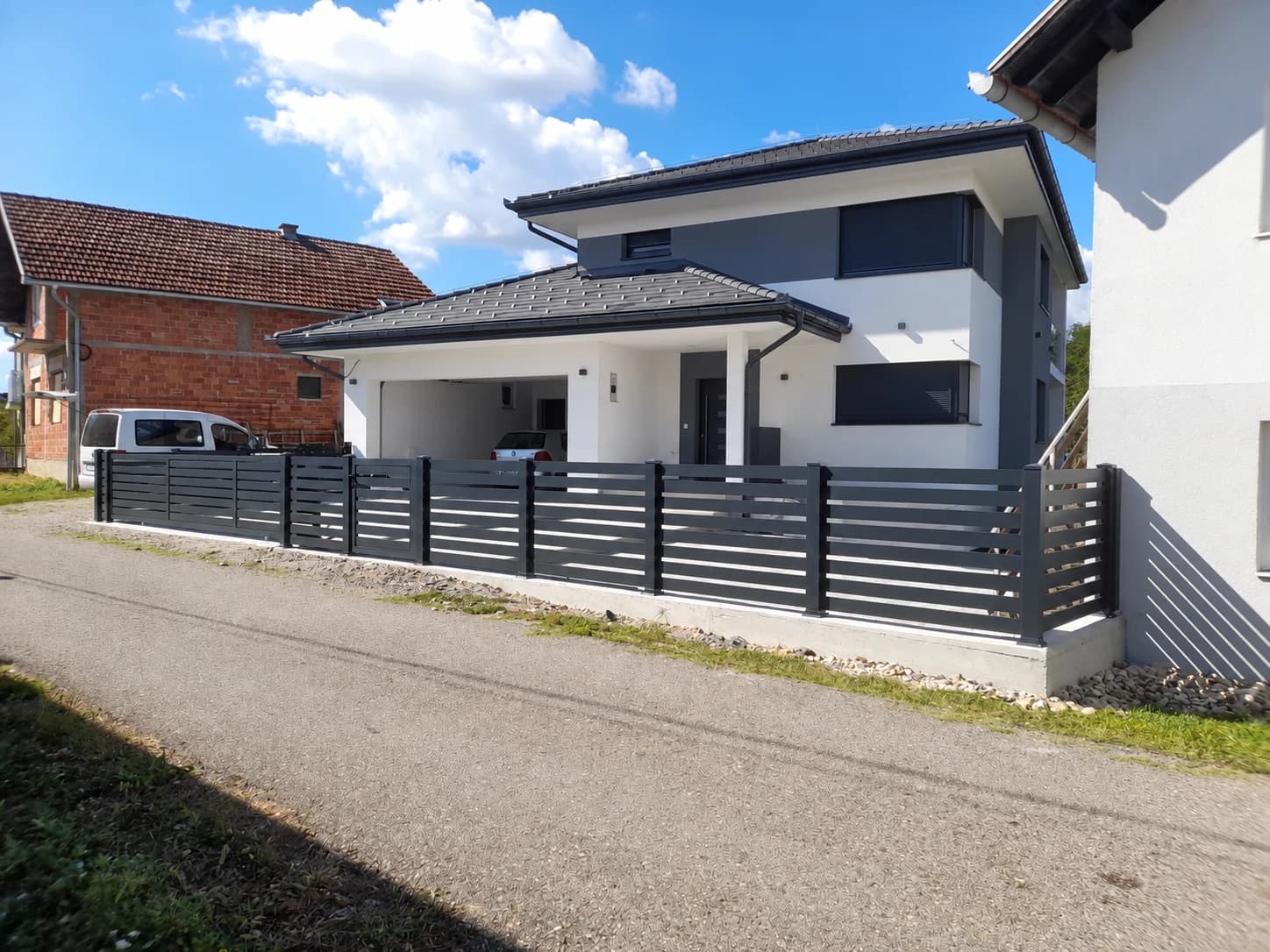 Antracit aluminijumska ograda uz porodičnu kuću sa žaluzinama
