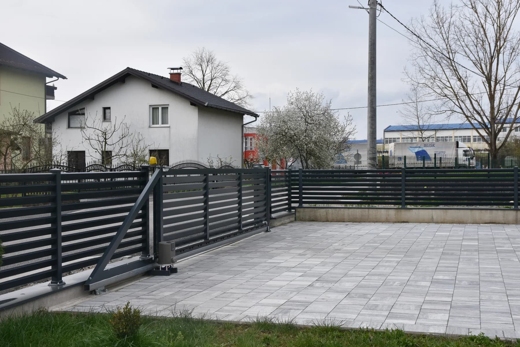 Ograda i kapija uz prilaz kući