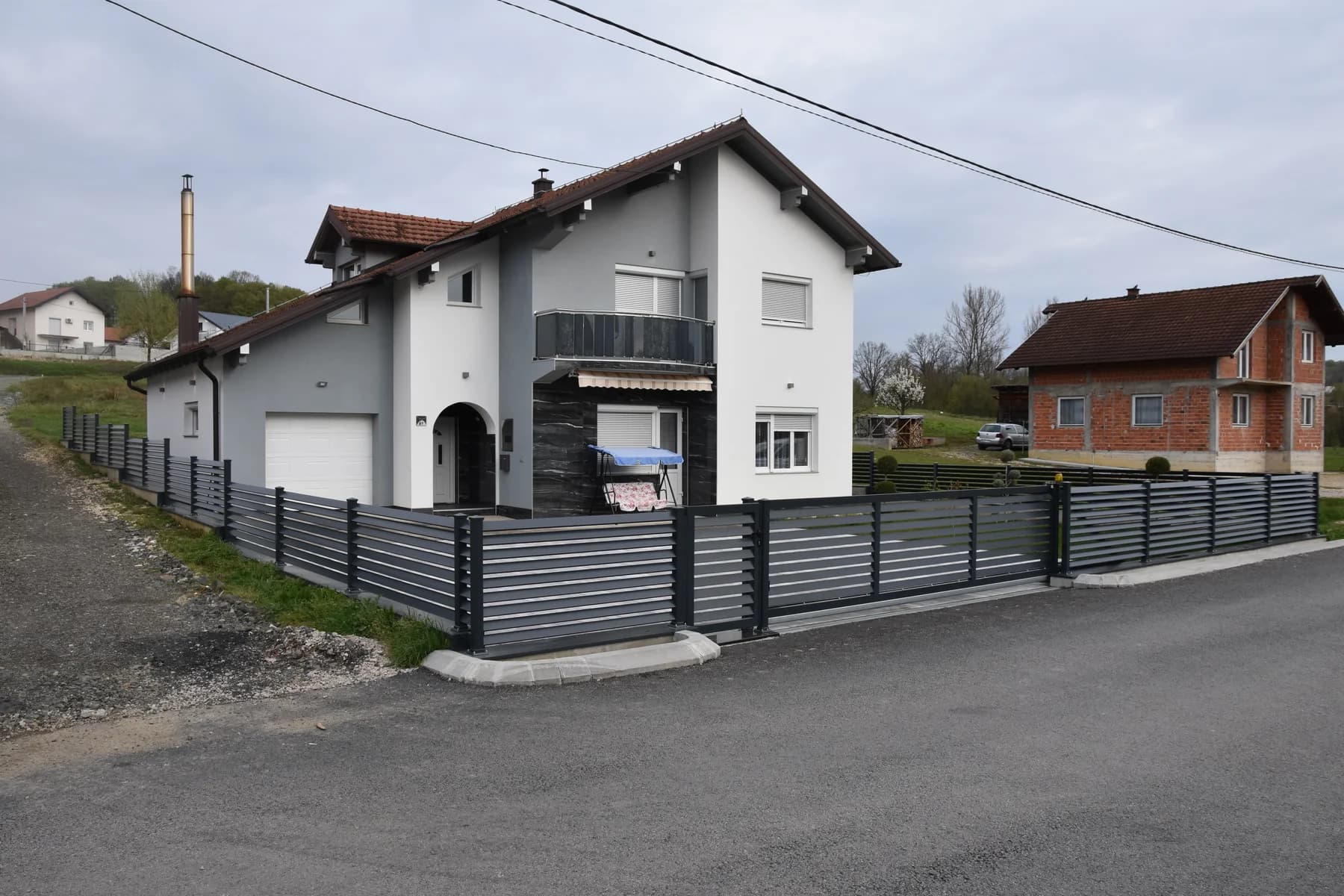 Ograda koja prati granicu dvorišta