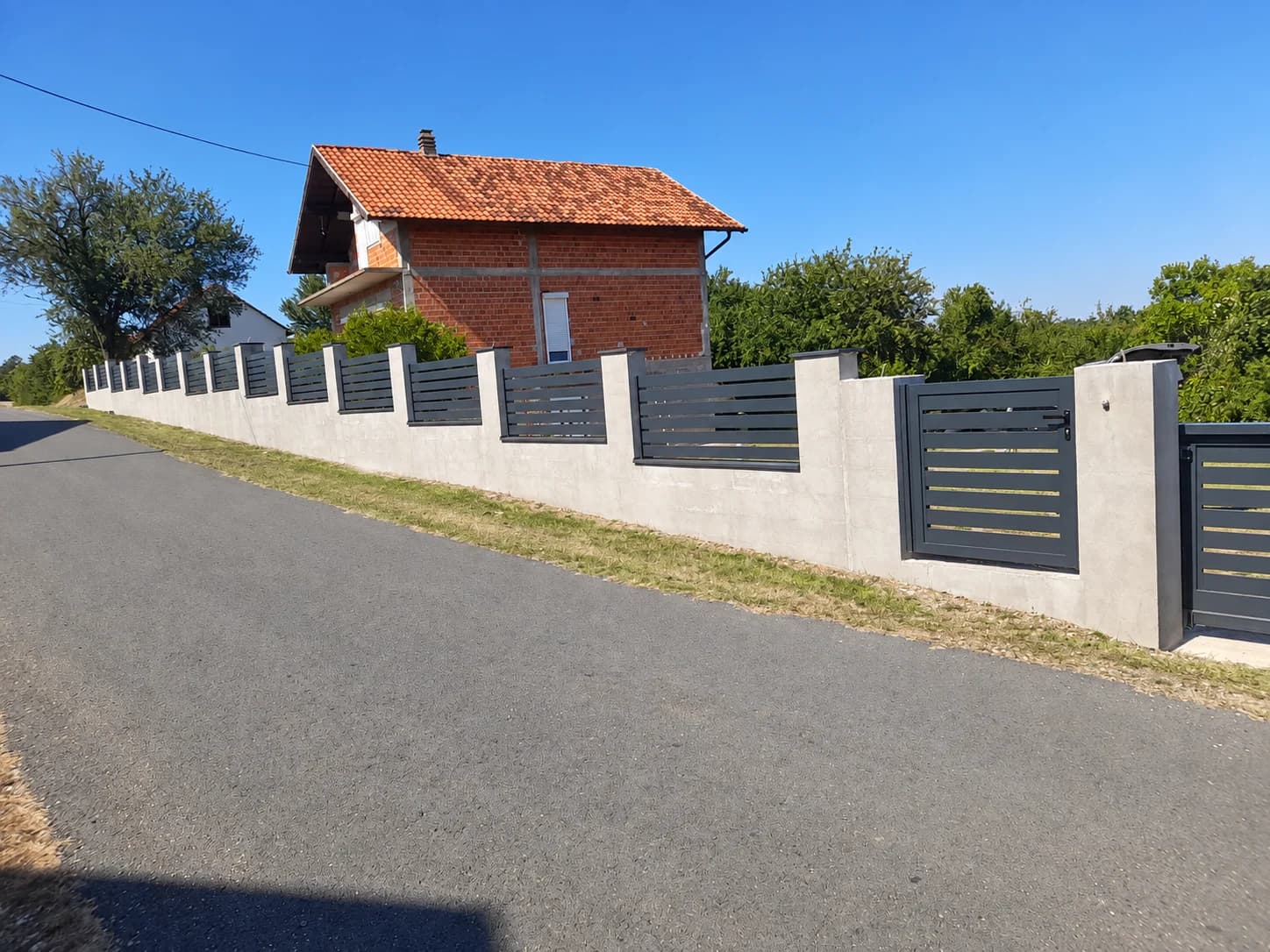 Stepenasti raspored ograde uz ulicu